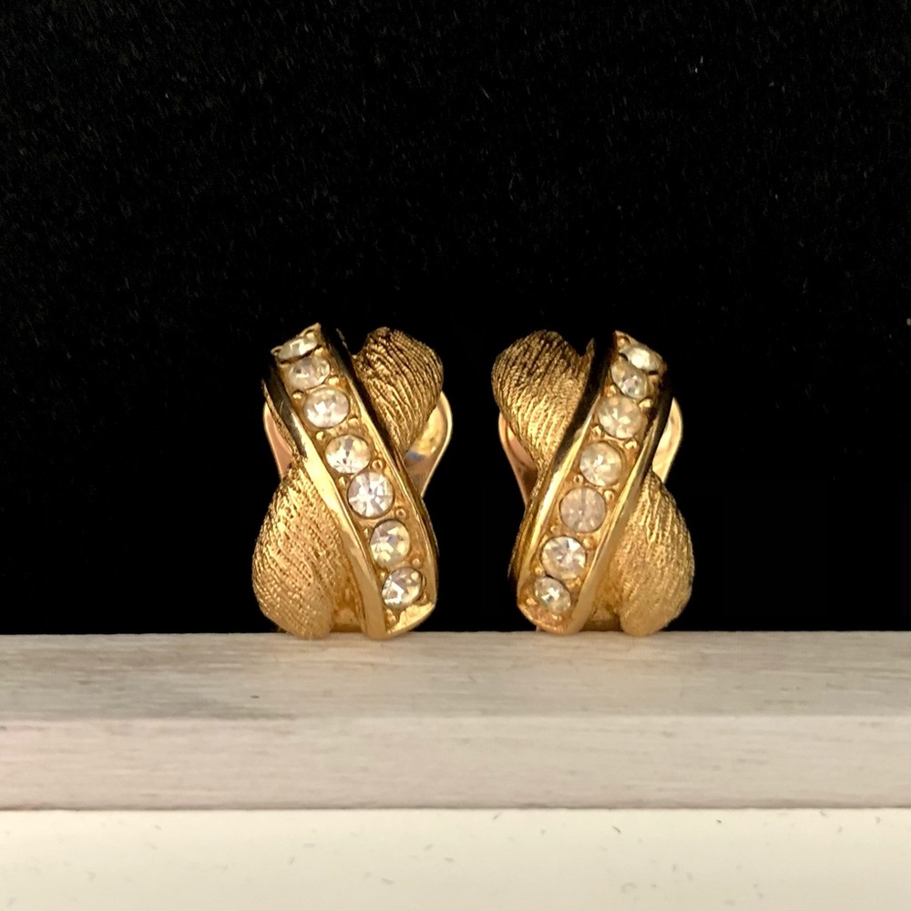 🤩💯gorgeous Christian Dior clip earrings in gold color and clear crystals